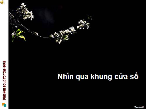 Nhìn qua khung cửa sổ