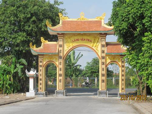 Cổng làng Vân Tra