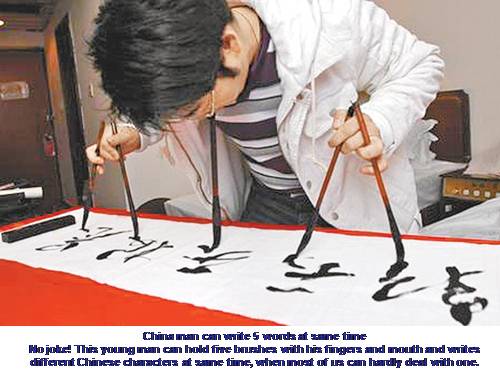 CHINA MAN CAN WRITE 5 CHINESE WORDS SIMULTANEOUSLY.