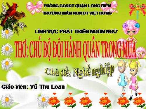 chú bộ đội hành quân trong mưa