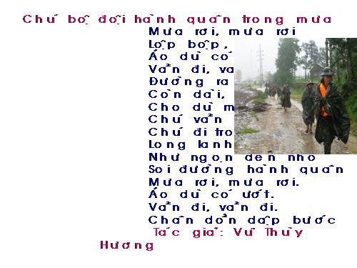 chú bộ đội hành quân trong mưa